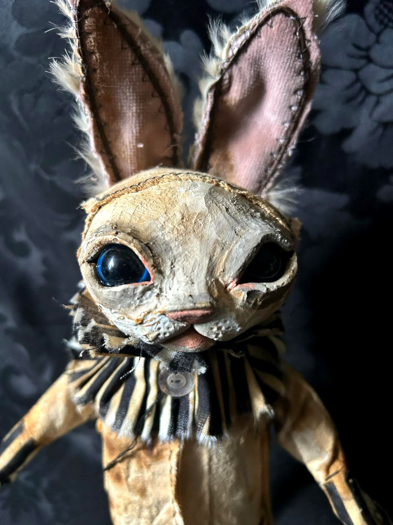 DIDDLEDASH Petite Rabbit Sculpture – Hip Hip Decay