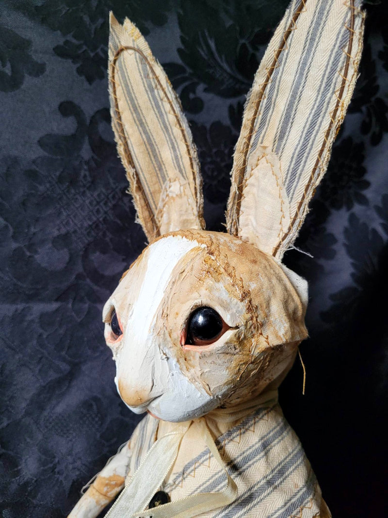 MOUSSY Rabbit Sculpture – Hip Hip Decay