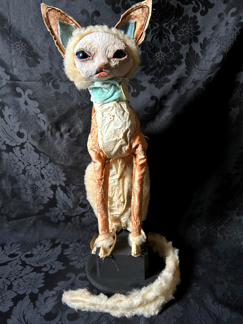 OLMALIQUE Cat Sculpture