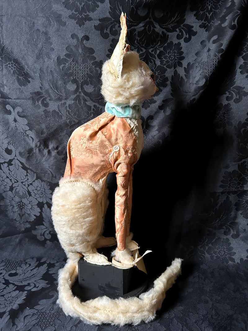OLMALIQUE Cat Sculpture