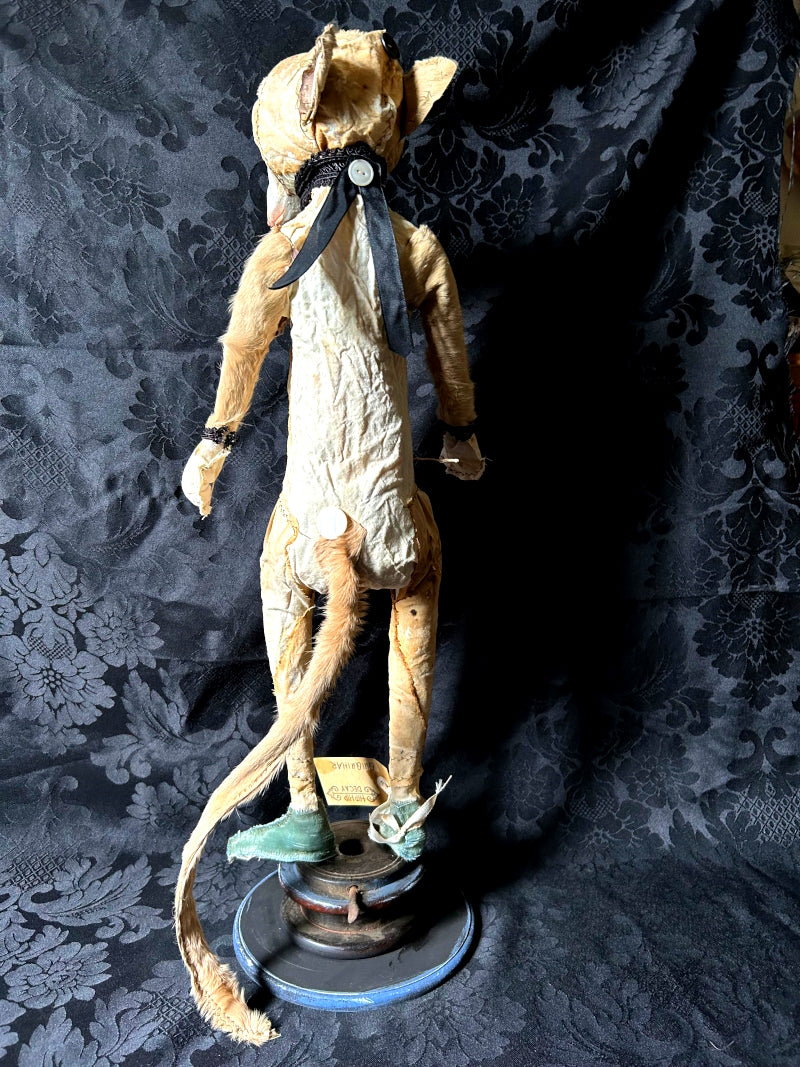 QUIQUIHAR Rat Sculpture