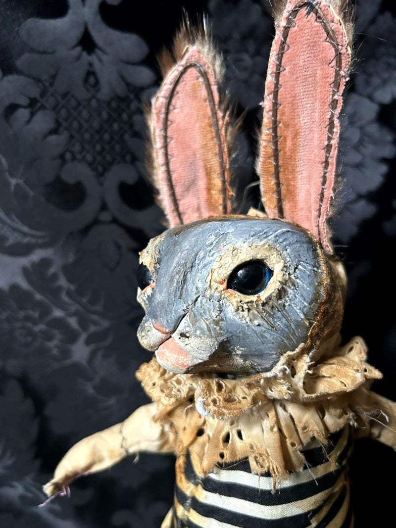 TOOTLEBRIDGE Petite Rabbit Sculpture – Hip Hip Decay