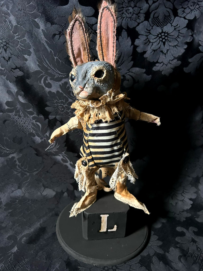 TOOTLEBRIDGE Petite Rabbit Sculpture – Hip Hip Decay