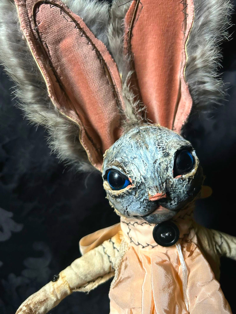 TYNSKA Petite Rabbit Sculpture – Hip Hip Decay