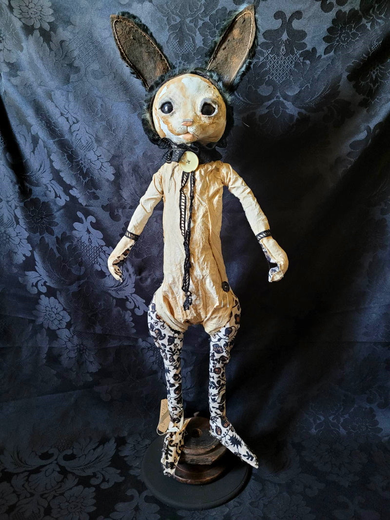 BUCKLEBURY Rabbit Sculpture – Hip Hip Decay