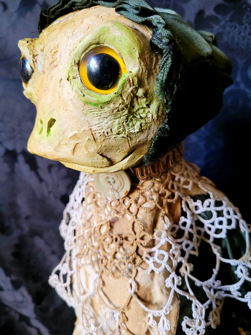 DUNMOWE Frog Sculpture