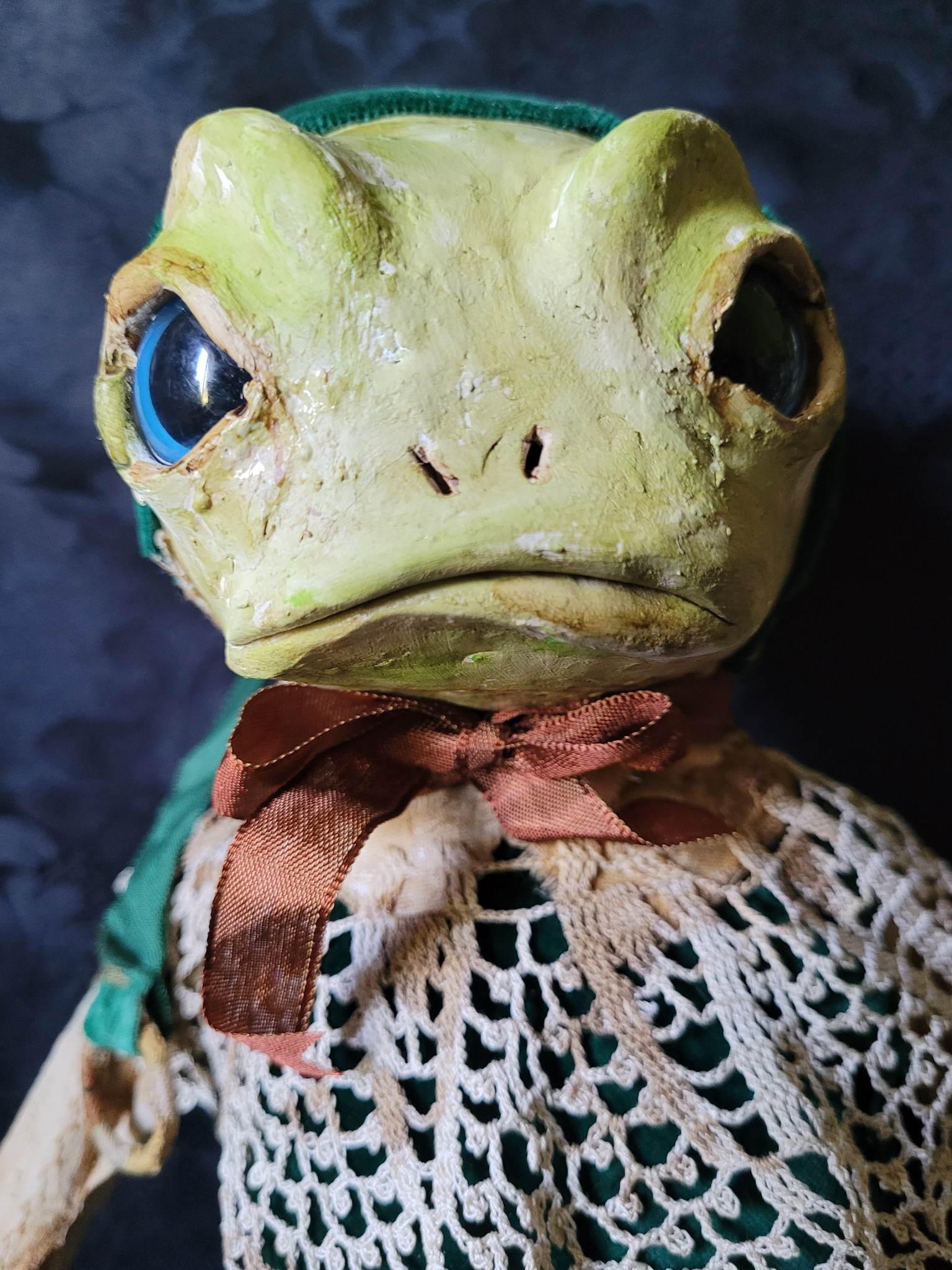 THIRLESTANE Frog Sculpture