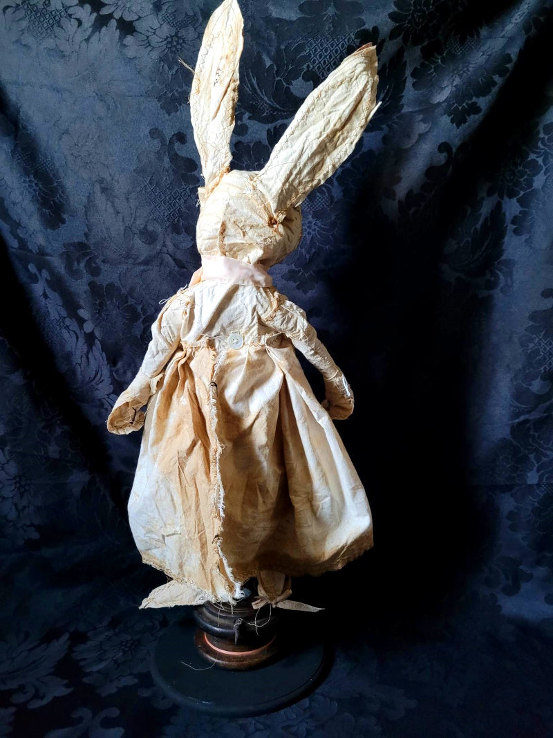 VALUCIA Rabbit Sculpture – Hip Hip Decay